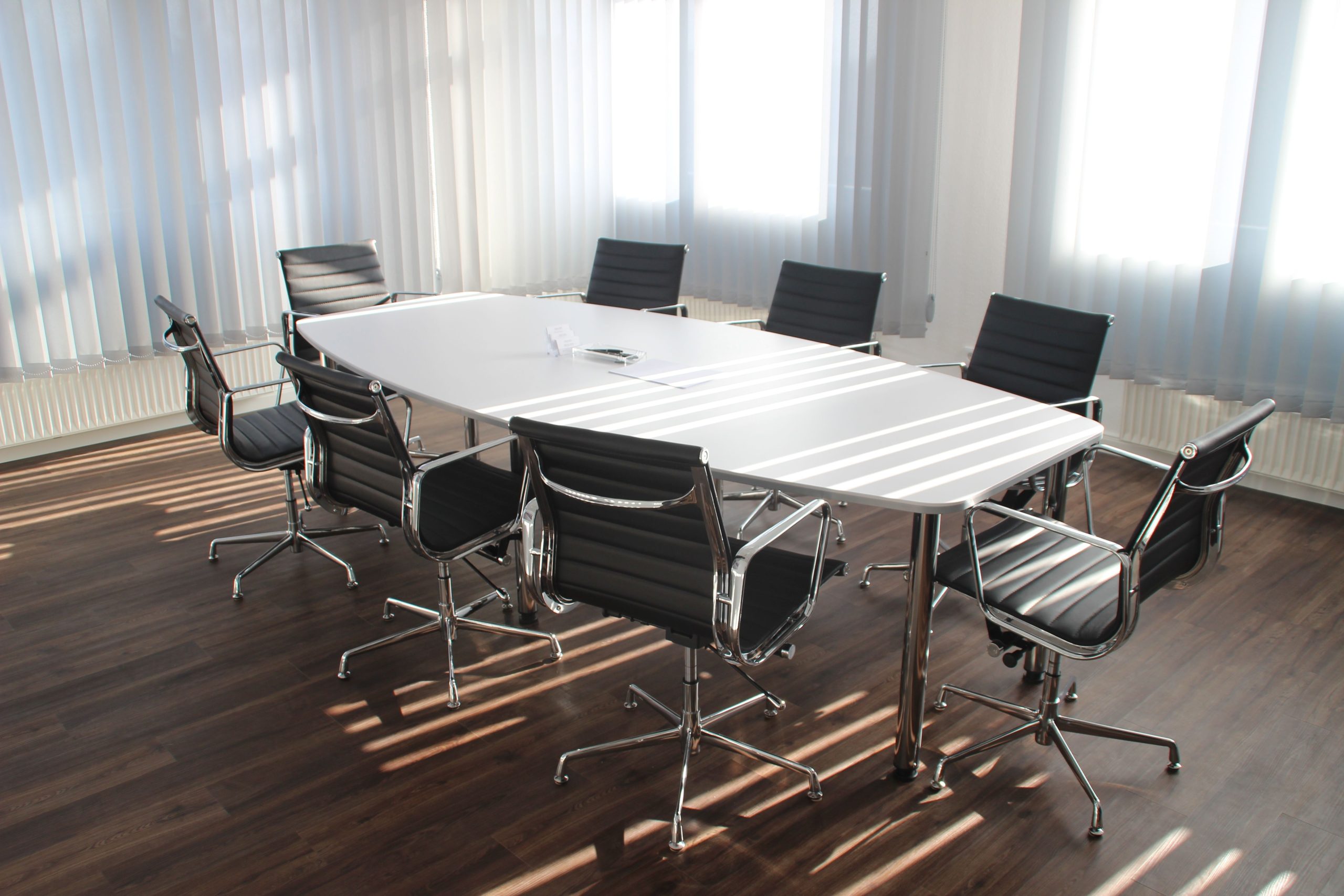 reunión de directivos evaluando una agencia de marketing b2b en sala de juntas