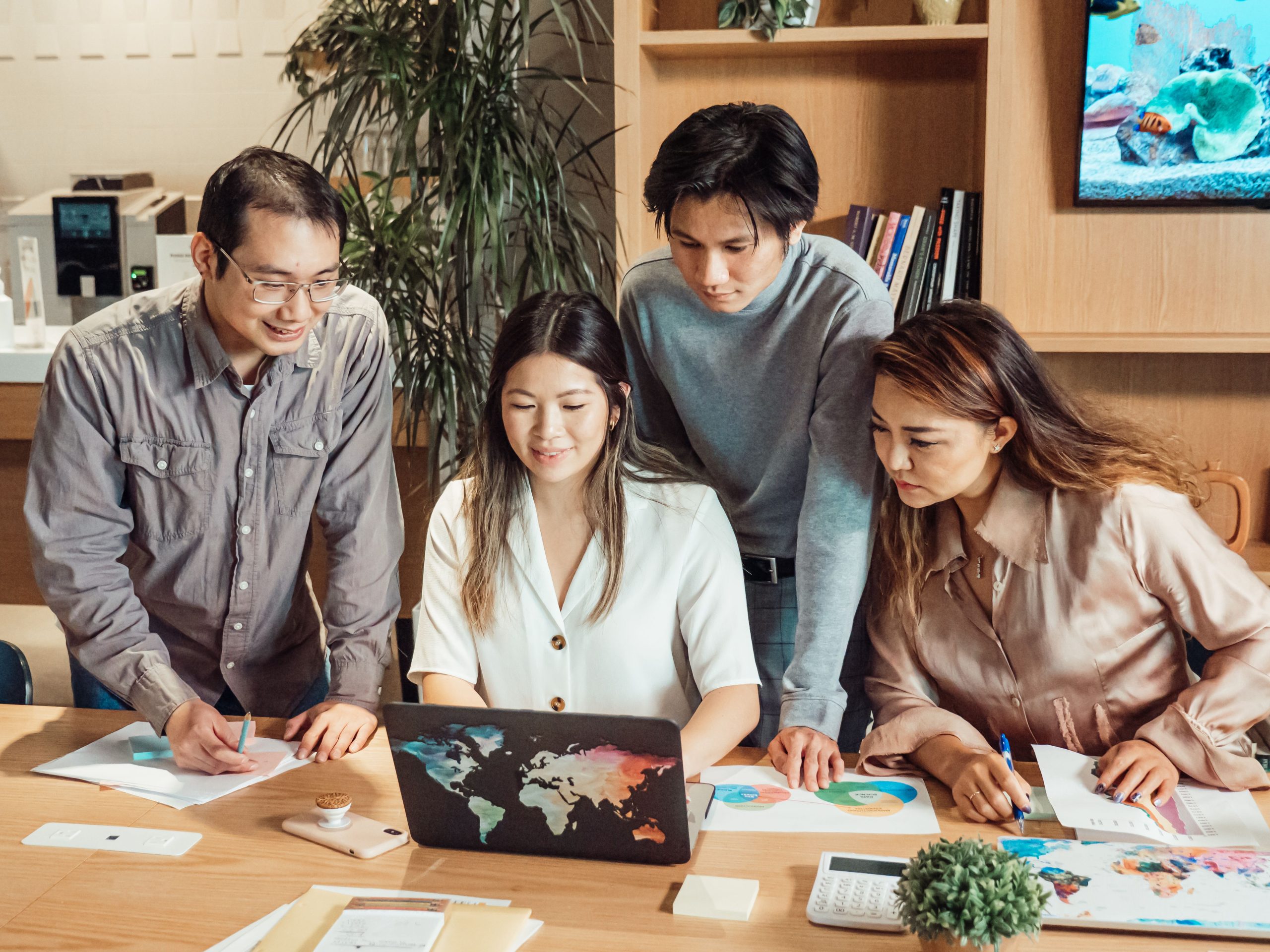 equipo de marketing y ventas de una empresa b2b revisando el pipeline en una reunión de revops