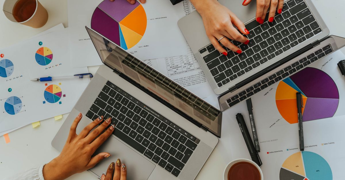 equipo de marketing b2b analizando citas de marca en herramientas de ia generativa