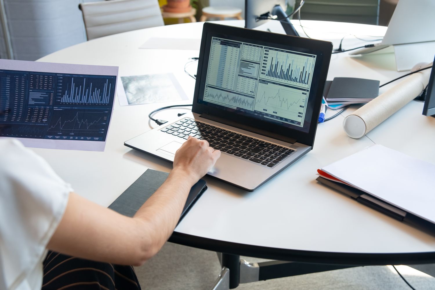 analista de marketing b2b revisando un dashboard de datos de intención de compra