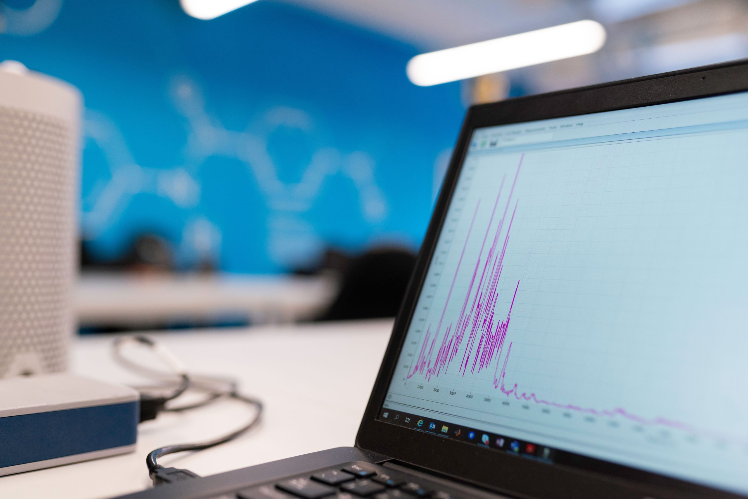 dashboard de analitica en un portatil para auditar herramientas de martech b2b